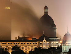 עשן מיתמר מעל מלון טאג' מאהל במומבאי, הודו (צילום: רויטרס)